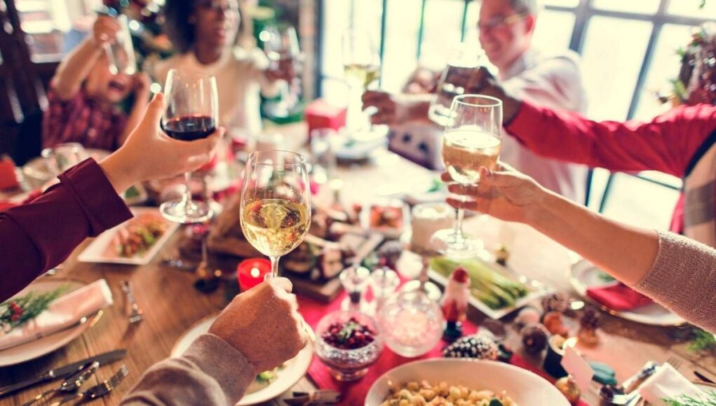 Cenare presto d’inverno, il consiglio del medico: “Ecco perché è meglio”