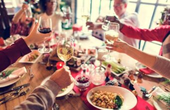 Cenare presto d’inverno, il consiglio del medico: “Ecco perché è meglio”