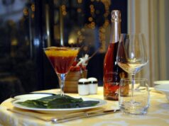 Cenone di Capodanno, da numero bicchieri a centimetri tra i piatti: 5 errori da evitare a tavola