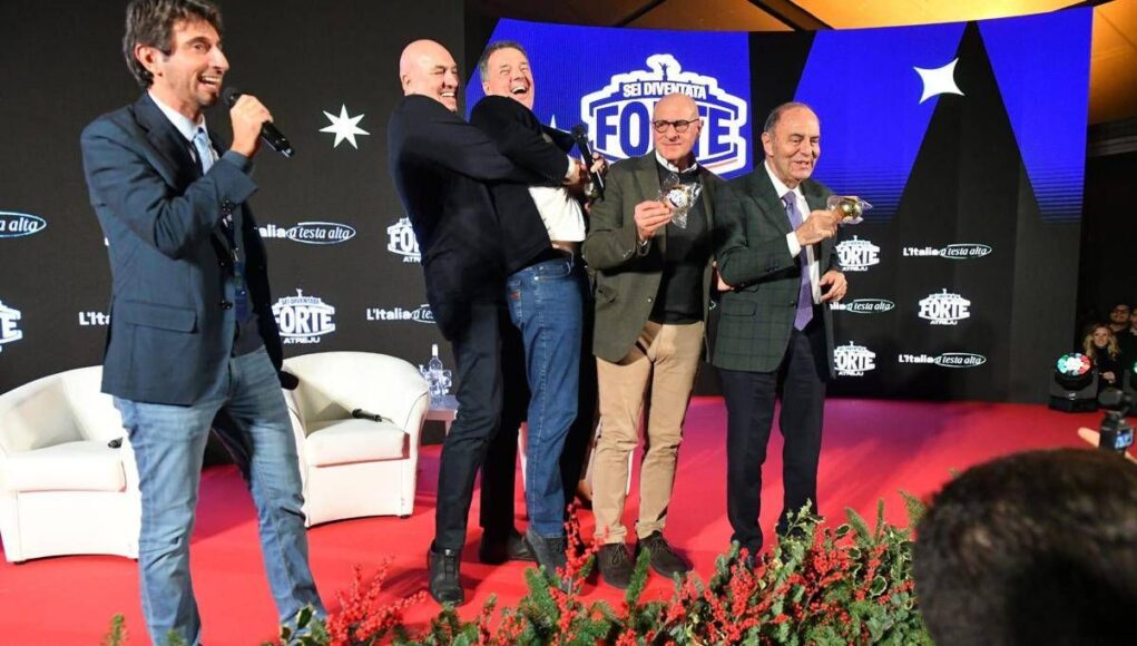 Crosetto prova a prendere in braccio Renzi, siparietto ad Atreju