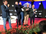 Crosetto prova a prendere in braccio Renzi, siparietto ad Atreju