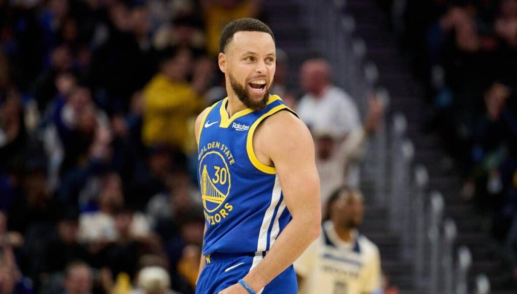 Curry, magia in Nba: fa canestro… dal tunnel degli spogliatoi