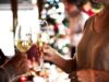Da brindisi a dopocena, l’alcol minaccia il Natale: a rischio fegato e cervello