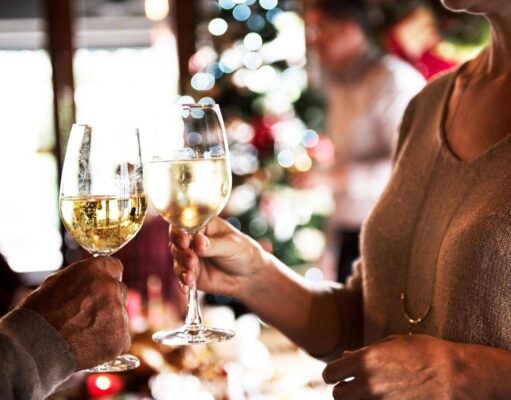 Da brindisi a dopocena, l’alcol minaccia il Natale: a rischio fegato e cervello
