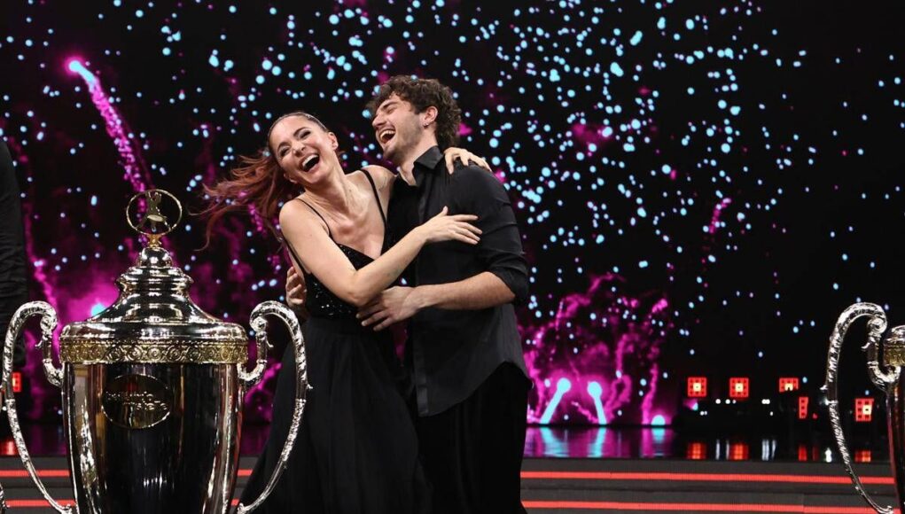 Delogu, promessa a Nikita: “Ti farò vincere il prossimo Ballando”. Poi messaggio a Fialdini