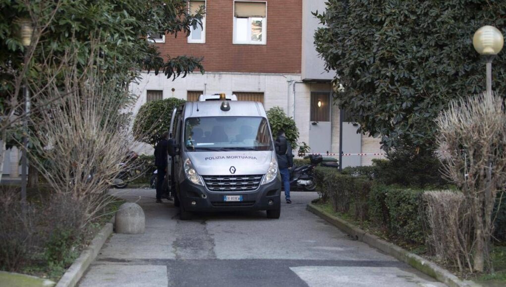 Donna trovata morta in cortile a Milano, non è ancora stata identificata