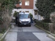 Donna trovata morta in cortile a Milano, non è ancora stata identificata