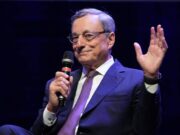 Draghi riceve il premio Carlo Magno: “Mai così tanti nemici per Europa”