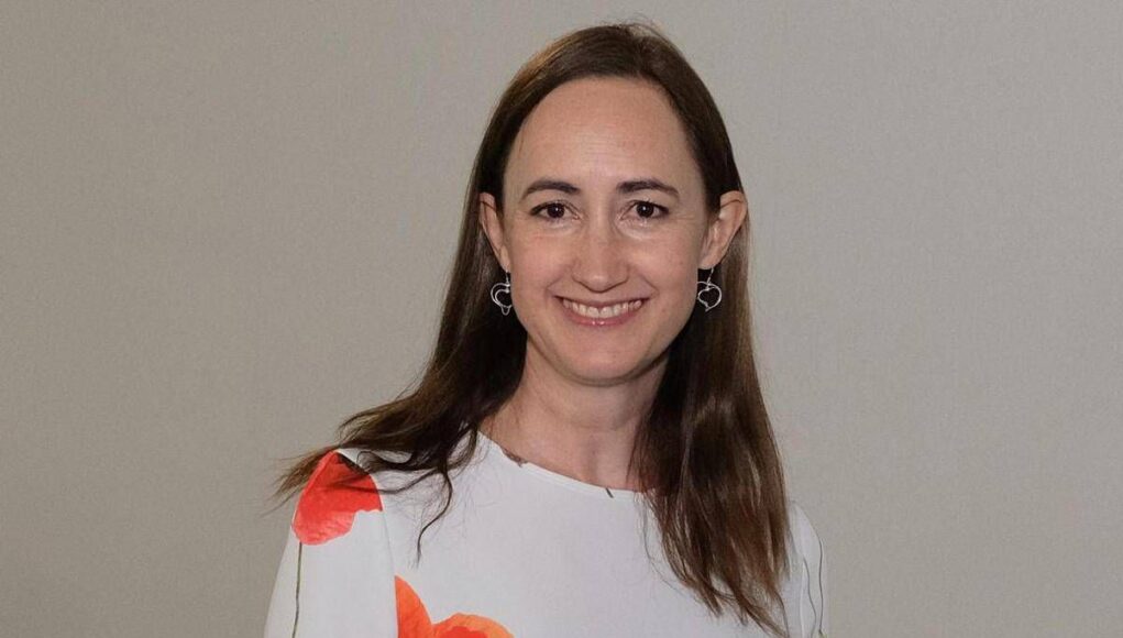 È morta Sophie Kinsella, la scrittrice di ‘I love shopping’ aveva 55 anni