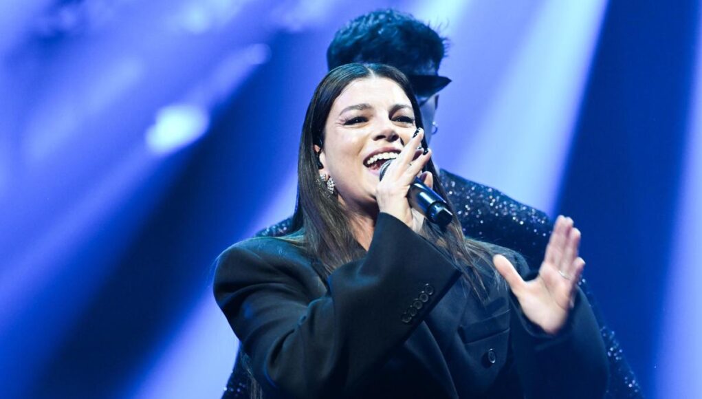 Emma torna numero uno in classifica con “L’amore non mi basta”. Merito del calcio (e dei social)