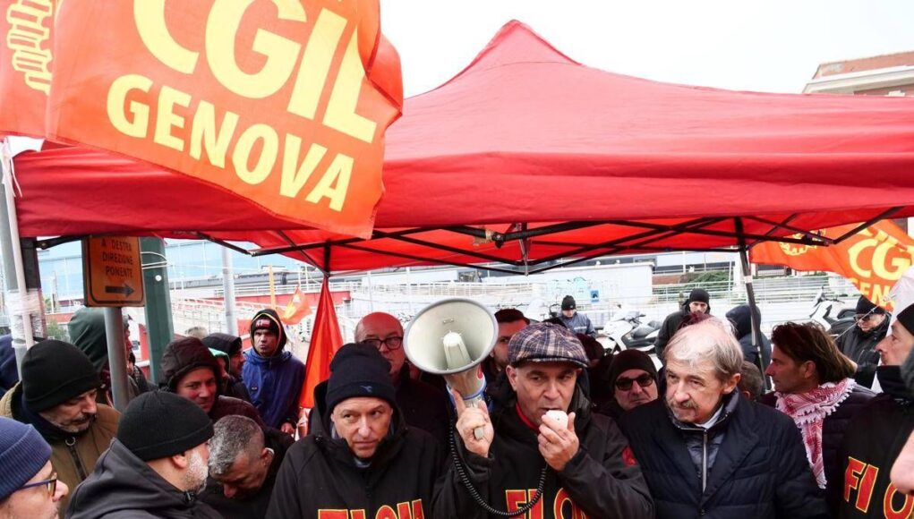 Ex Ilva, sciopero a oltranza a Taranto e bloccata e autostrada a Genova