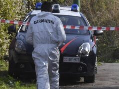 Femminicidio ad Ancona, donna picchiata a morte in casa: si cerca il marito
