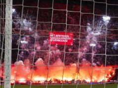 Fumogeni e fuochi d’artificio in campo, sospesa e rinviata Ajax-Groningen