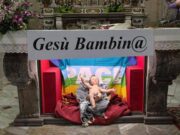 Gesù è una bambina nel presepe, Don Vitaliano: “Dio si incarna anche nelle donne”