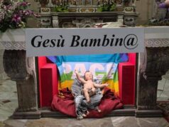 Gesù è una bambina nel presepe, Don Vitaliano: “Dio si incarna anche nelle donne”