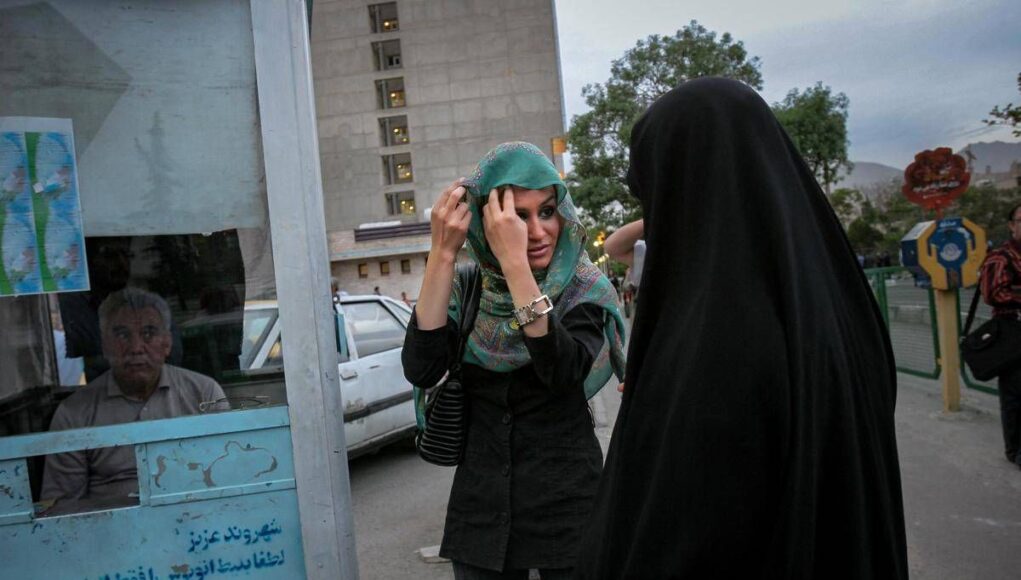 Iran, donne corrono la maratona senza velo: per gli organizzatori scatta il “procedimento penale”