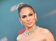 Jennifer Lopez e gli auguri di Natale, il selfie non ‘convince’