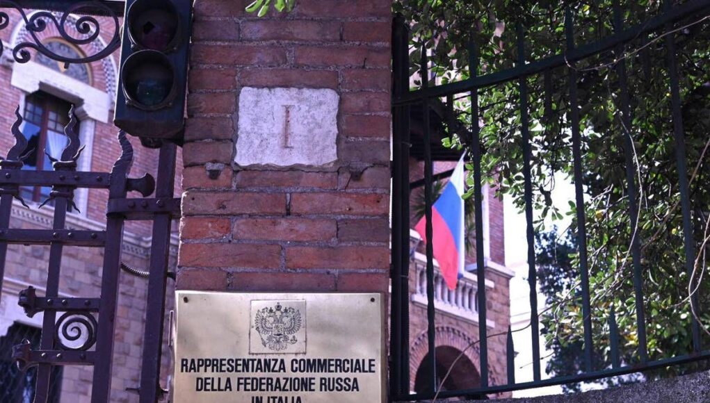 L’ambasciata russa attacca Repubblica e La Stampa: “Megafoni anti Mosca”