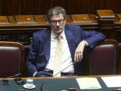 Manovra, primo via libera tra le tensioni. Domani sbarca in aula: da pensioni a tfr, le modifiche