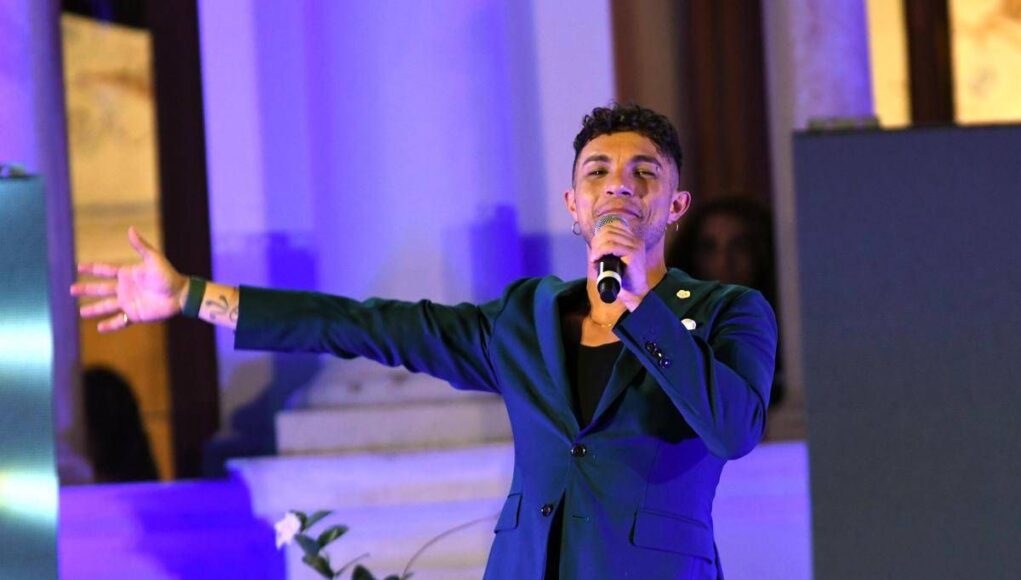 Marco Carta: “Mamma è morta, papà mai conosciuto”. La storia che commuove Balivo