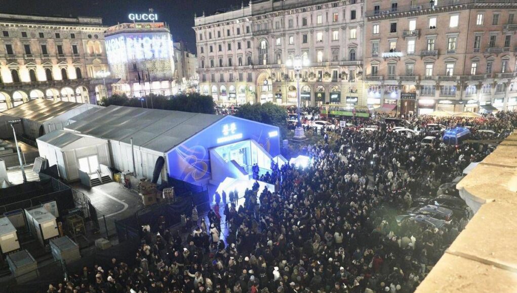 Milano, Duomo in tilt per l’Albero di Natale: folla, code e proteste: “Situazione fuori controllo”