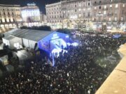 Milano, Duomo in tilt per l’Albero di Natale: folla, code e proteste: “Situazione fuori controllo”