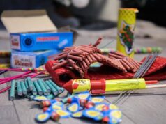 Napoli, perde tre dita per un petardo e quando esce dall’ospedale ne esplode un altro: ferito all’occhio