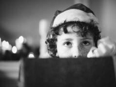 Natale, doni ai bimbi a mezzanotte? La pediatra: “Meglio scartarli il mattino dopo, ecco perché”