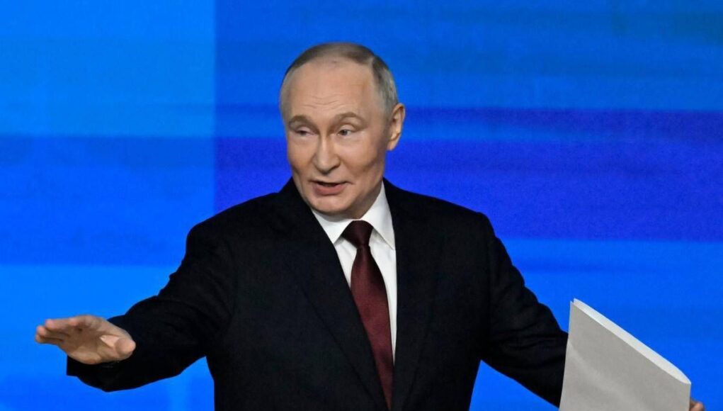 Putin e la conferenza show: “Sono innamorato e lavoro troppo”