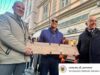 Sanremo, Carlo Conti posa la targa per Olly nella ‘Walk of Fame’ del Festival
