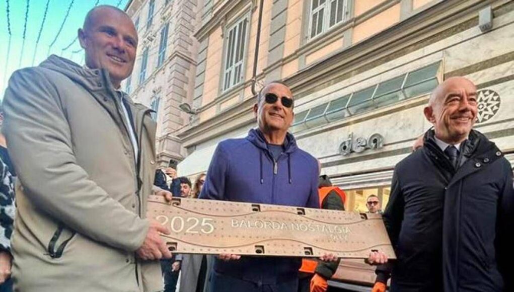 Sanremo, Carlo Conti posa la targa per Olly nella ‘Walk of Fame’ del Festival