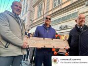 Sanremo, Carlo Conti posa la targa per Olly nella ‘Walk of Fame’ del Festival