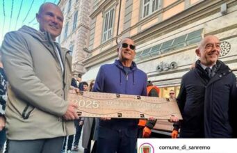 Sanremo, Carlo Conti posa la targa per Olly nella ‘Walk of Fame’ del Festival