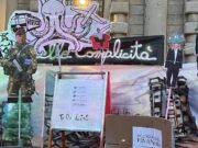 Scala, la protesta prima dell’evento: Meloni e ministri ritratti con l’elmetto