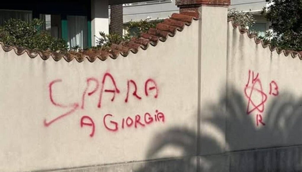 ‘Spara a Giorgia’, rimossa scritta minatoria contro Meloni a Pietrasanta
