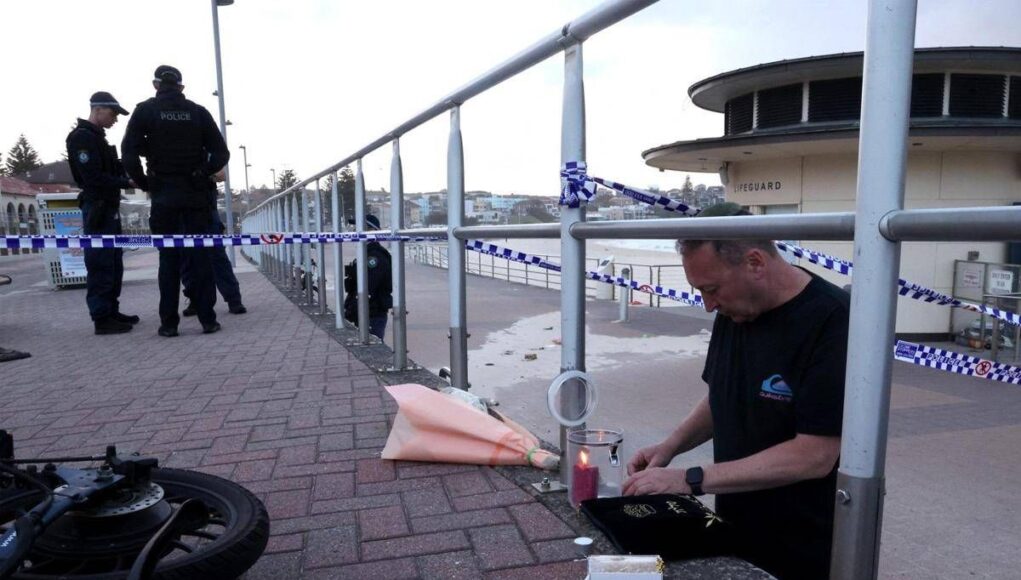 Strage Bondi Beach, sui social le immagini della coppia che affronta l’attentatore e viene uccisa