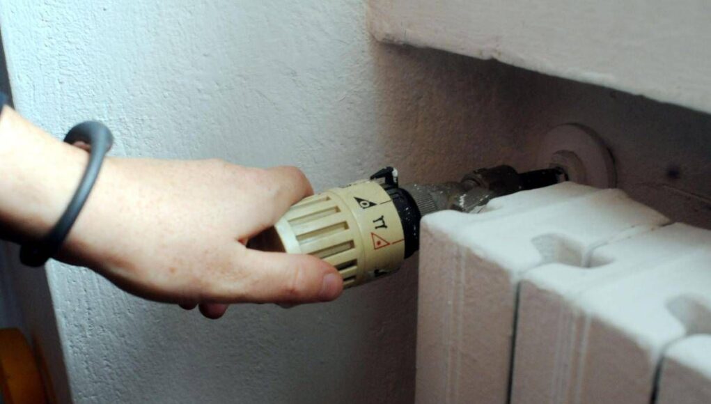 Termosifoni, come fare per risparmiare? Il gesto che ‘aiuta’ la bolletta
