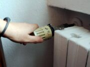 Termosifoni, come fare per risparmiare? Il gesto che ‘aiuta’ la bolletta