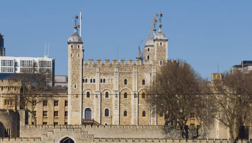 Torre di Londra, imbrattata con cibo la teca contenente la Corona Imperiale: 4 arresti