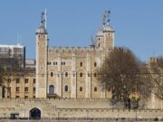 Torre di Londra, imbrattata con cibo la teca contenente la Corona Imperiale: 4 arresti