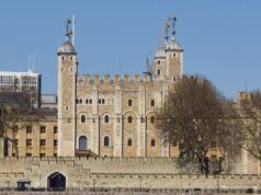 Torre di Londra, imbrattata con cibo la teca contenente la Corona Imperiale: 4 arresti