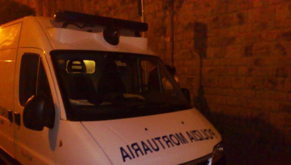 Trovato morto in un baule, aperta un’inchiesta: indagati la madre e i fratelli