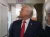 Trump e il bagno occupato sull’Air Force One: “C’è qualcuno lì dentro?”