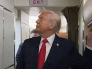 Trump e il bagno occupato sull’Air Force One: “C’è qualcuno lì dentro?”