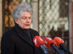 Usa, visto negato a 5 funzionari europei tra cui Breton: “E’ tornata caccia alle streghe?”