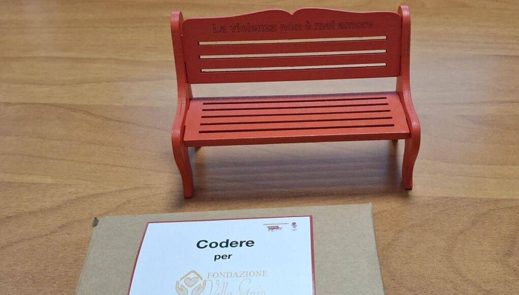 Violenza sulle donne, ‘Piccola Panchina Rossa’ da scrivania: il regalo per sostenere la speranza