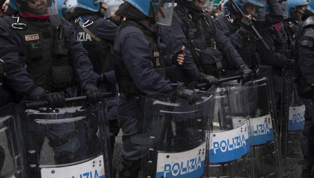 Agenti sotto processo solo su richiesta del ministro, arriva lo ‘scudo’ di Fratelli d’Italia