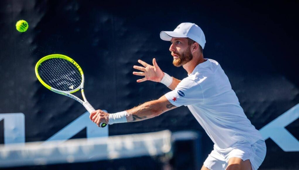 Applausi, errori clamorosi e ‘Trump dance’: lo show di Moutet contro Alcaraz