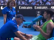Australian Open, crampi per Alcaraz. E il medical time out fa infuriare Zverev