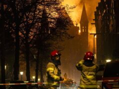 Brucia chiesa in centro ad Amsterdam, crolla il campanile